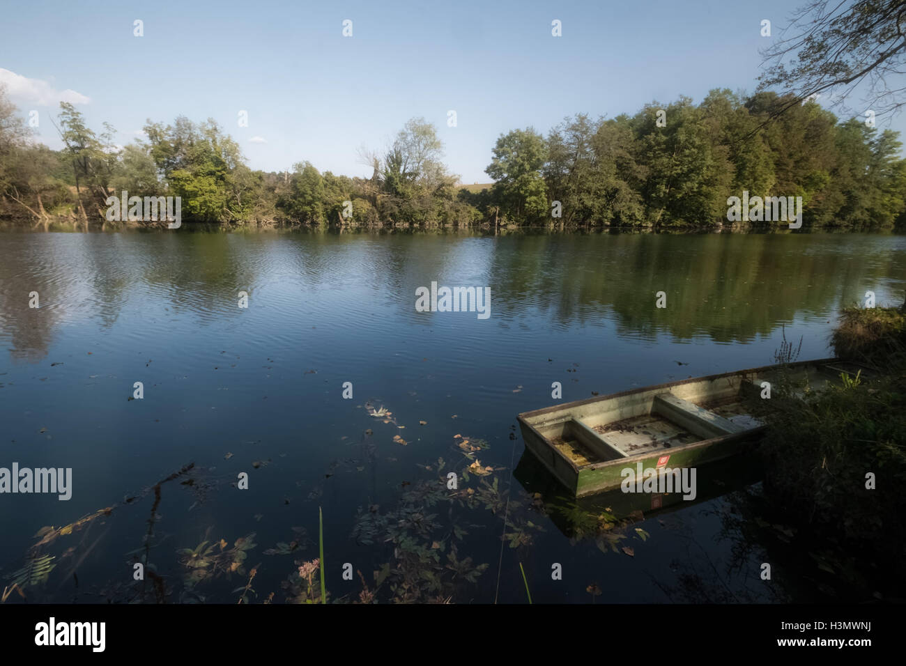 Un bateau à la rive sur une journée ensoleillée Banque D'Images