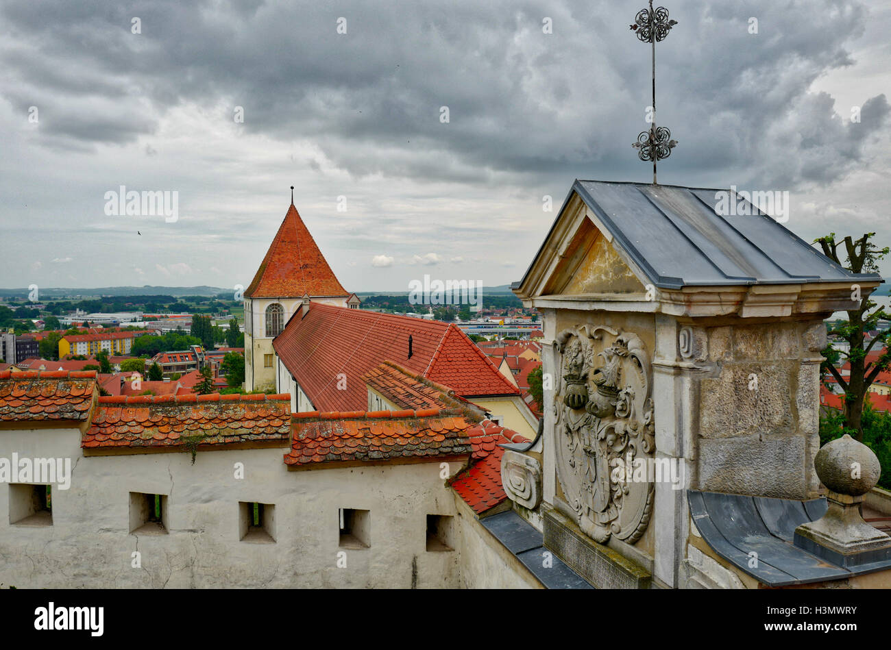 Vue sur les toits et dans la rivière Drava Ptuj, la Slovénie Banque D'Images