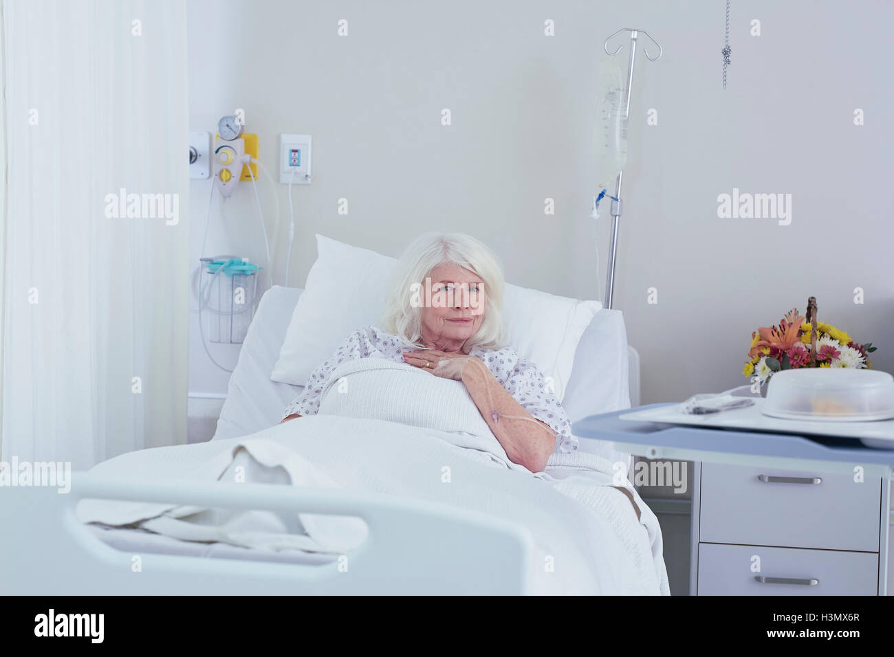Portrait of senior female patient in hospital bed Banque D'Images