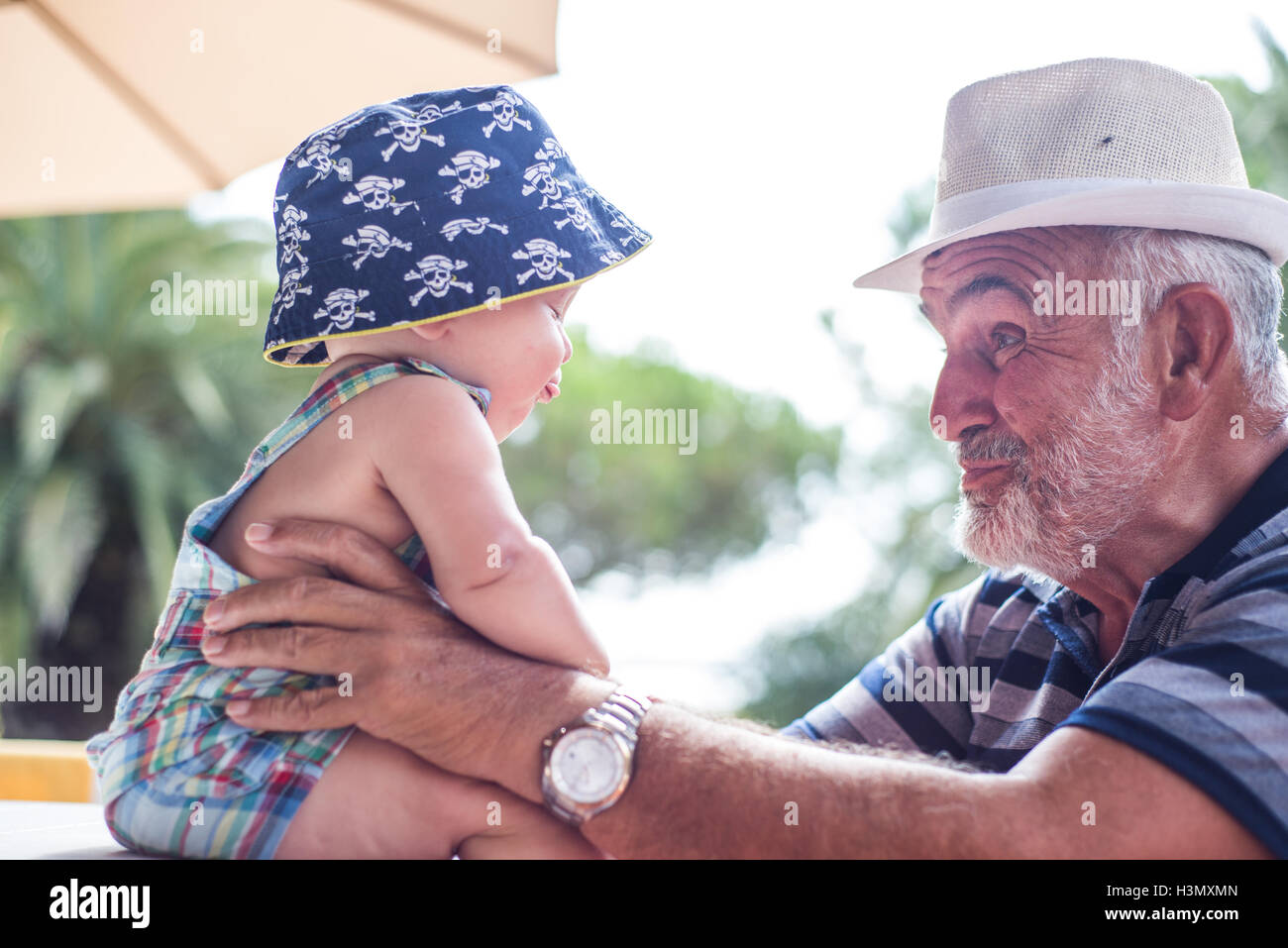 Grand-père faisant des grimaces au bébé garçon Banque D'Images