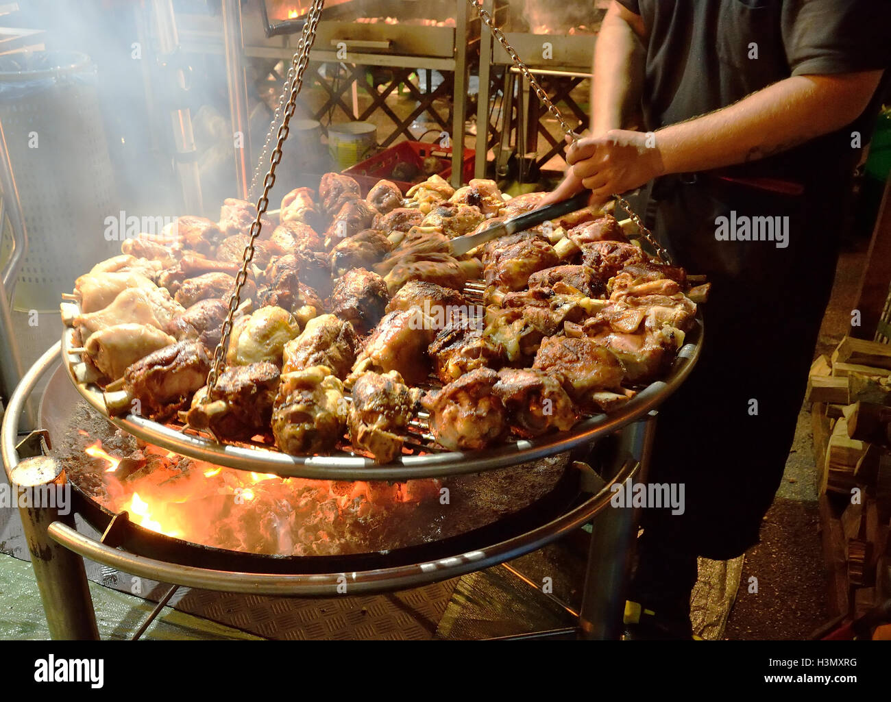 Grillades de viande cuit sur un feu lent Banque D'Images