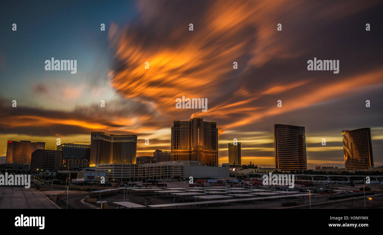 Coucher de soleil spectaculaire au-dessus des casinos sur le Strip de Las Vegas Banque D'Images