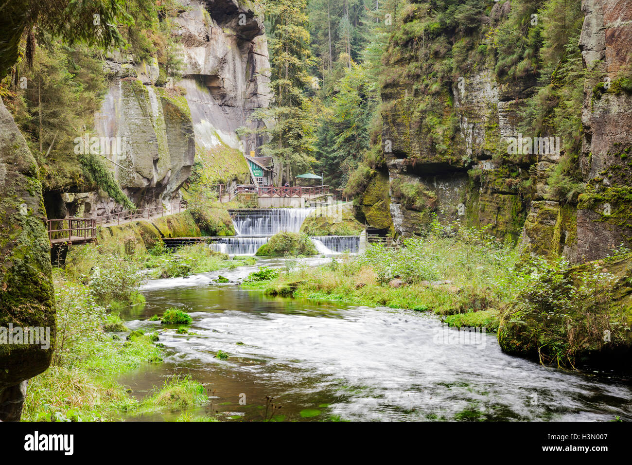 Sur la Gorge de la rivière Kamenice, Hrensko, Usti nad Labem, République Tchèque Banque D'Images