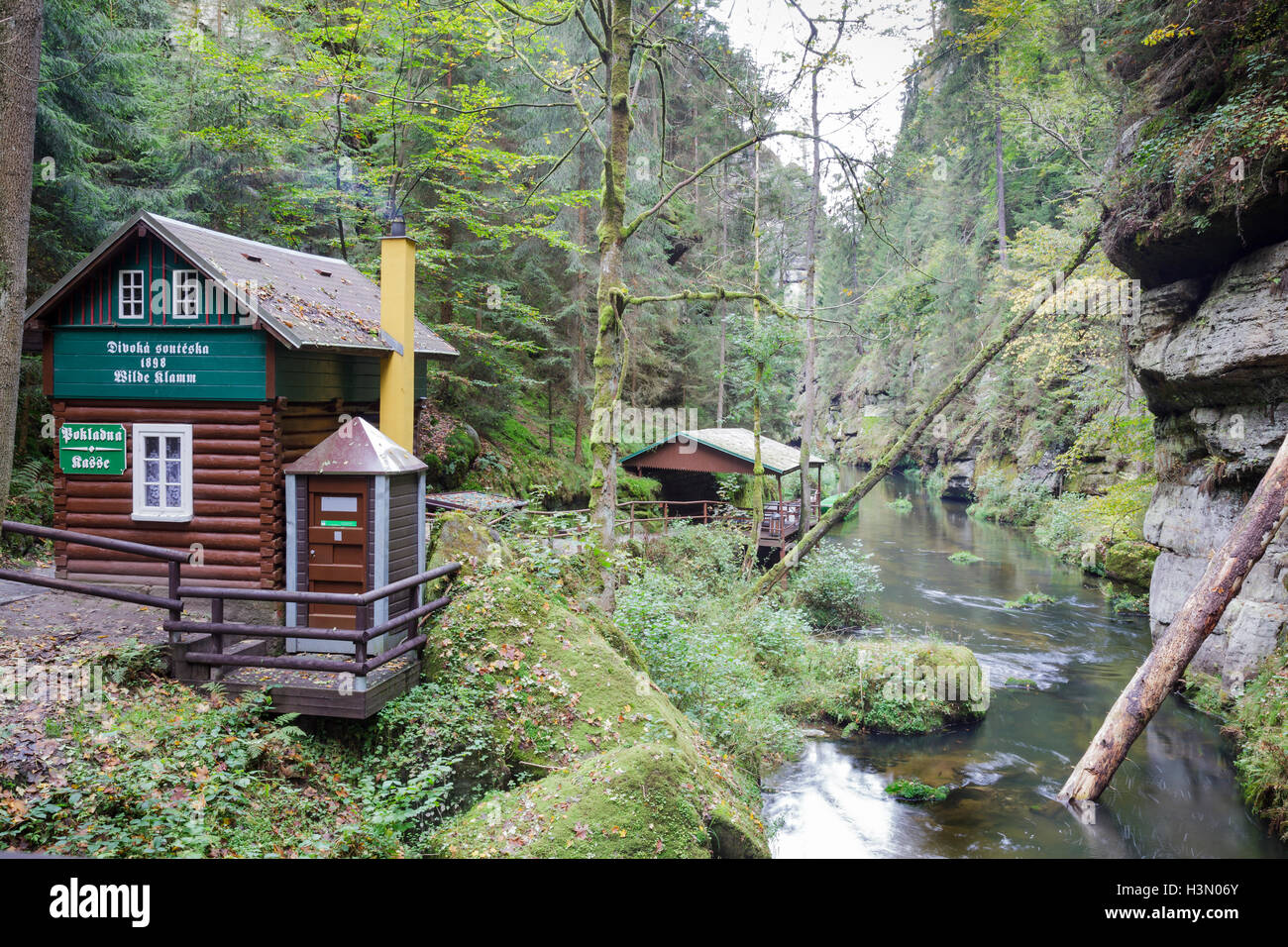 Gorge sauvage sur la rivière Kamenice par Mezni inférieur pont mustek boat landing, Hrensko, Usti nad Labem, République Tchèque Banque D'Images