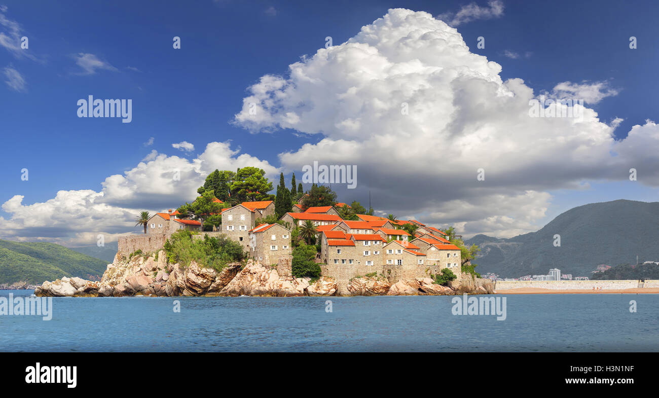 Un petit village de pêcheurs sur l'île de Sveti Stefan au fil du temps transformé en un luxueux salon. Banque D'Images