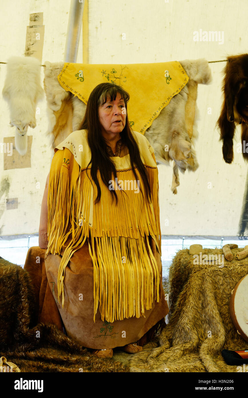 Un native american (Micmac) femme parlant dans un wigwam, avec des objets traditionnels et des fourrures. NP Kouchibouguac Nouveau-Brunswick Canada Banque D'Images