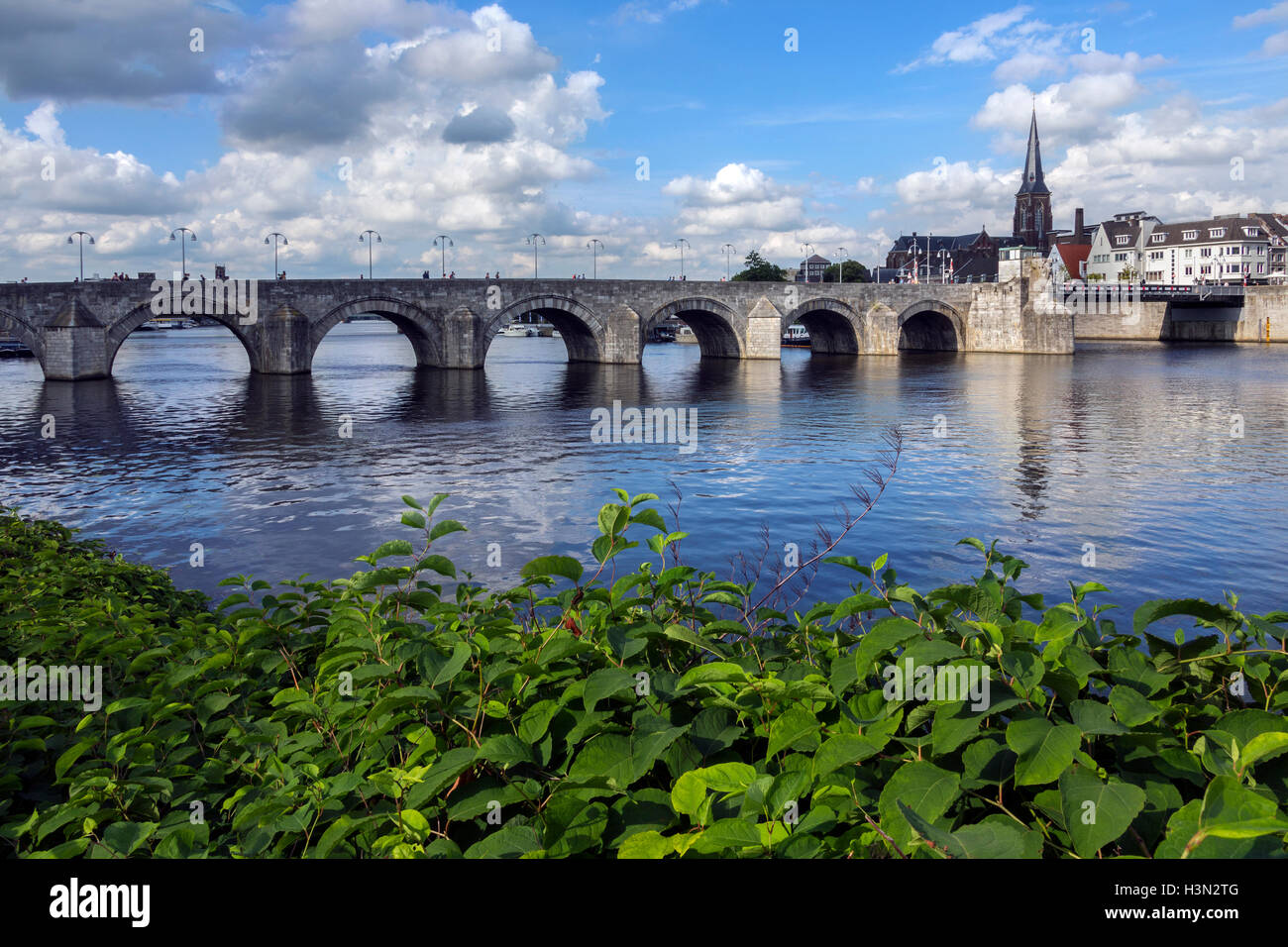 Vue sur le centre-ville de Maastricht avec son pont médiéval sur la Meuse.  Maastricht est une ville aux Pays-Bas Photo Stock - Alamy