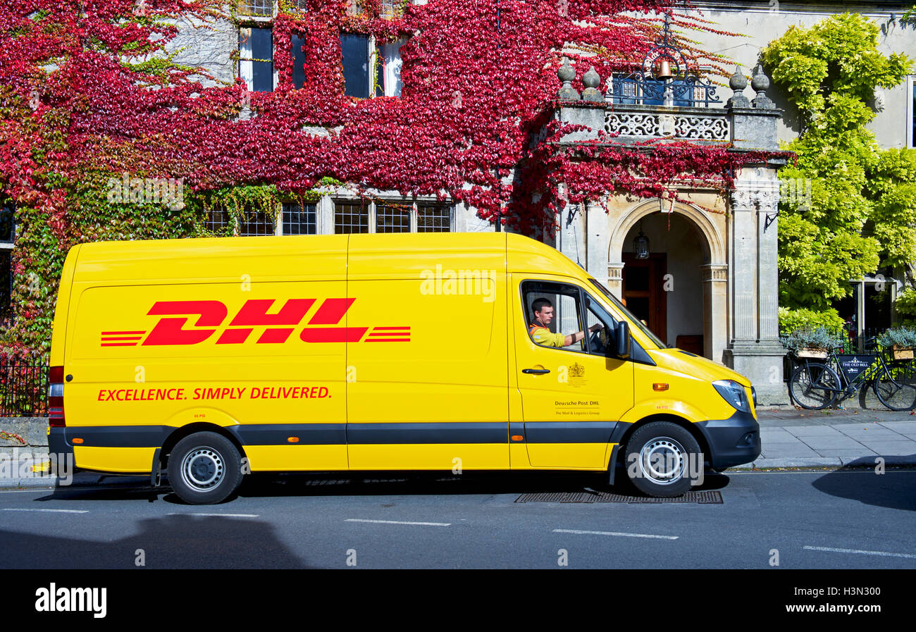 Le service de messagerie DHL van stationné à l'extérieur de l'hôtel, England UK Banque D'Images