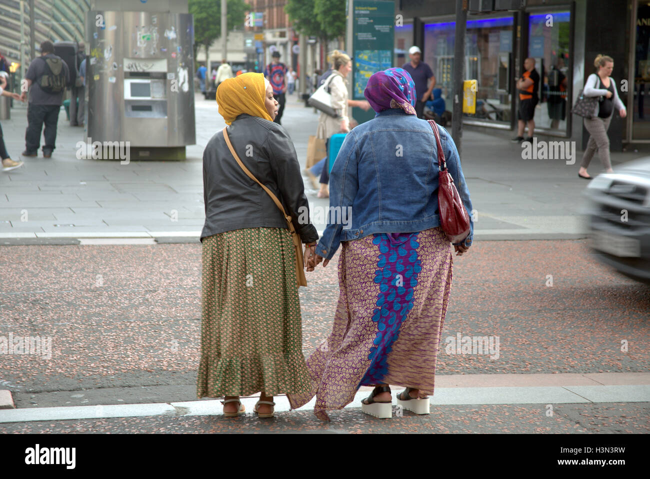 Habillé de réfugiés asiatiques foulard Hijab sur street au Royaume-Uni scène quotidienne Banque D'Images