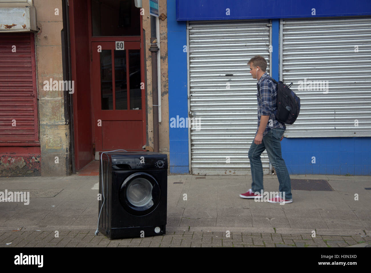 Scènes de rue de Glasgow Glasgow, scènes de rue'jeune homme rencontre jetés lave-linge noir métaphore Banque D'Images