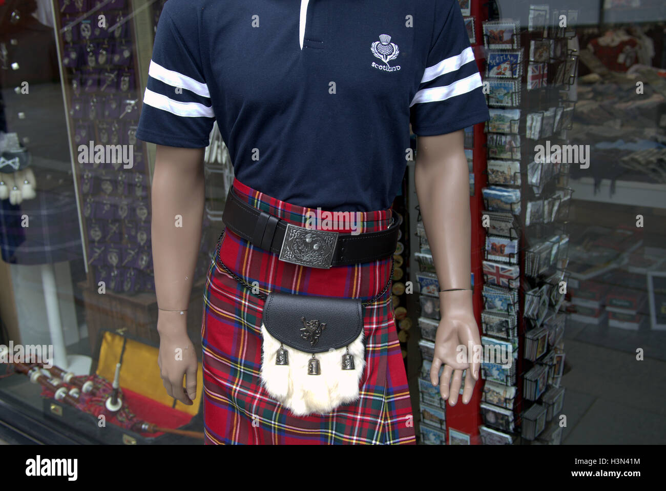 Les voyageurs de tourisme Glasgow visiter la ville kilt mannequin mannequin Banque D'Images