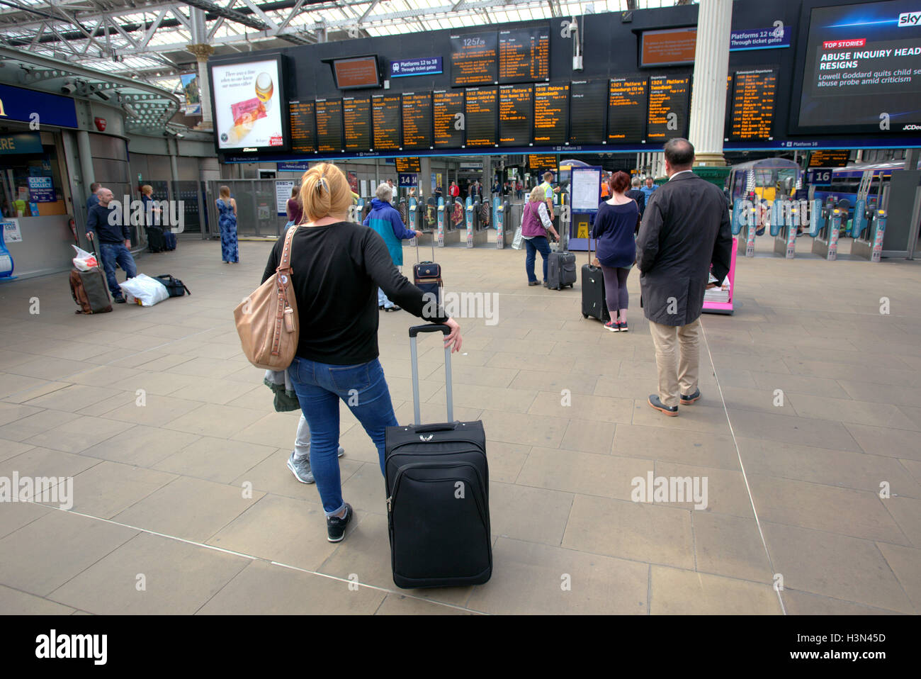 Les voyageurs visitant la ville touristique de la gare Waverley d'Édimbourg, Banque D'Images