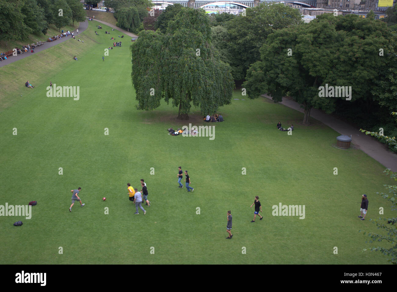 Les jardins de Princes Street Edinburgh Park match de football en tant que touristes profiter de l'atmosphère détendue pendant le festival Banque D'Images