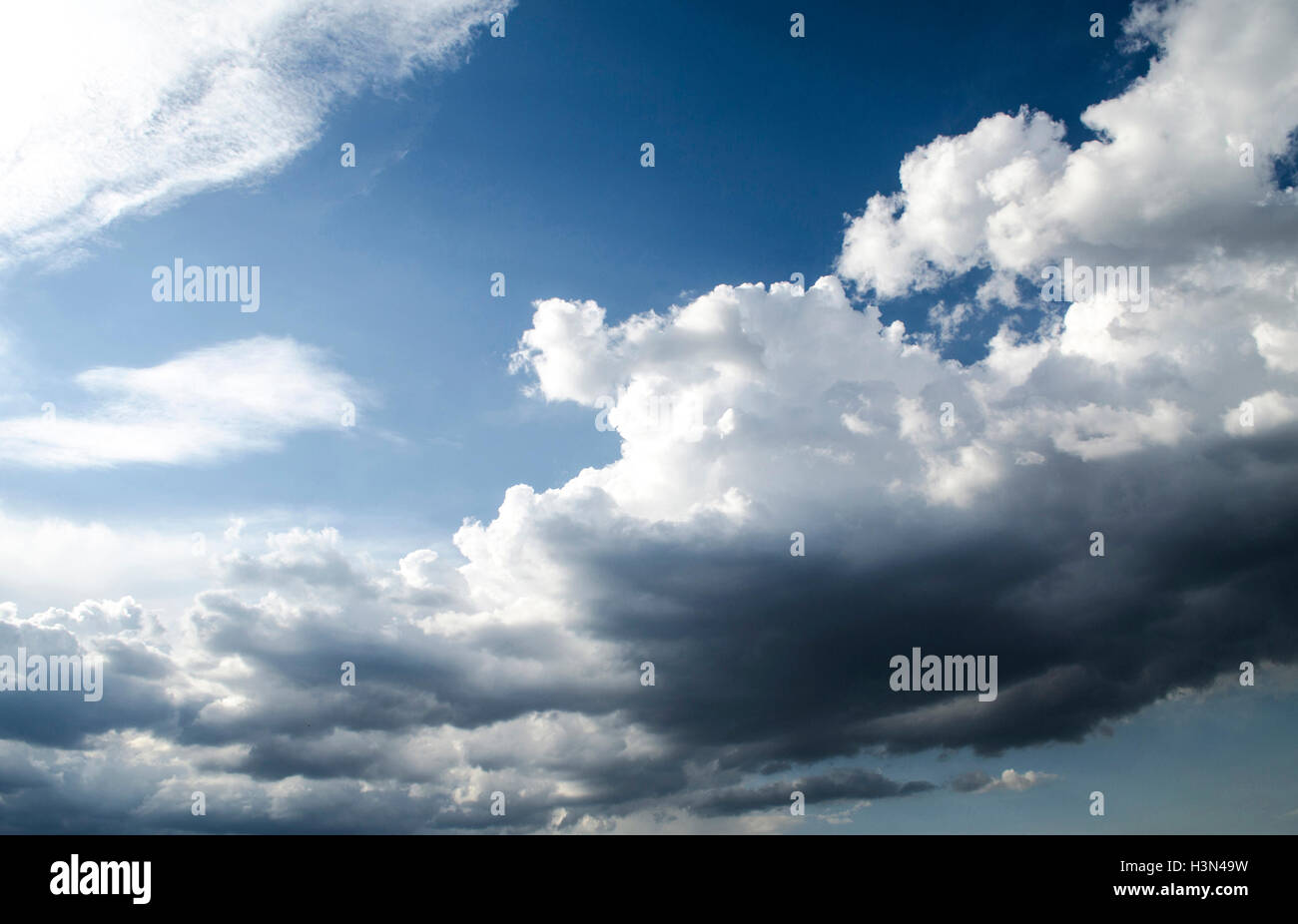 Des nuages sombres avant qu'un ouragan sur une journée ensoleillée Banque D'Images