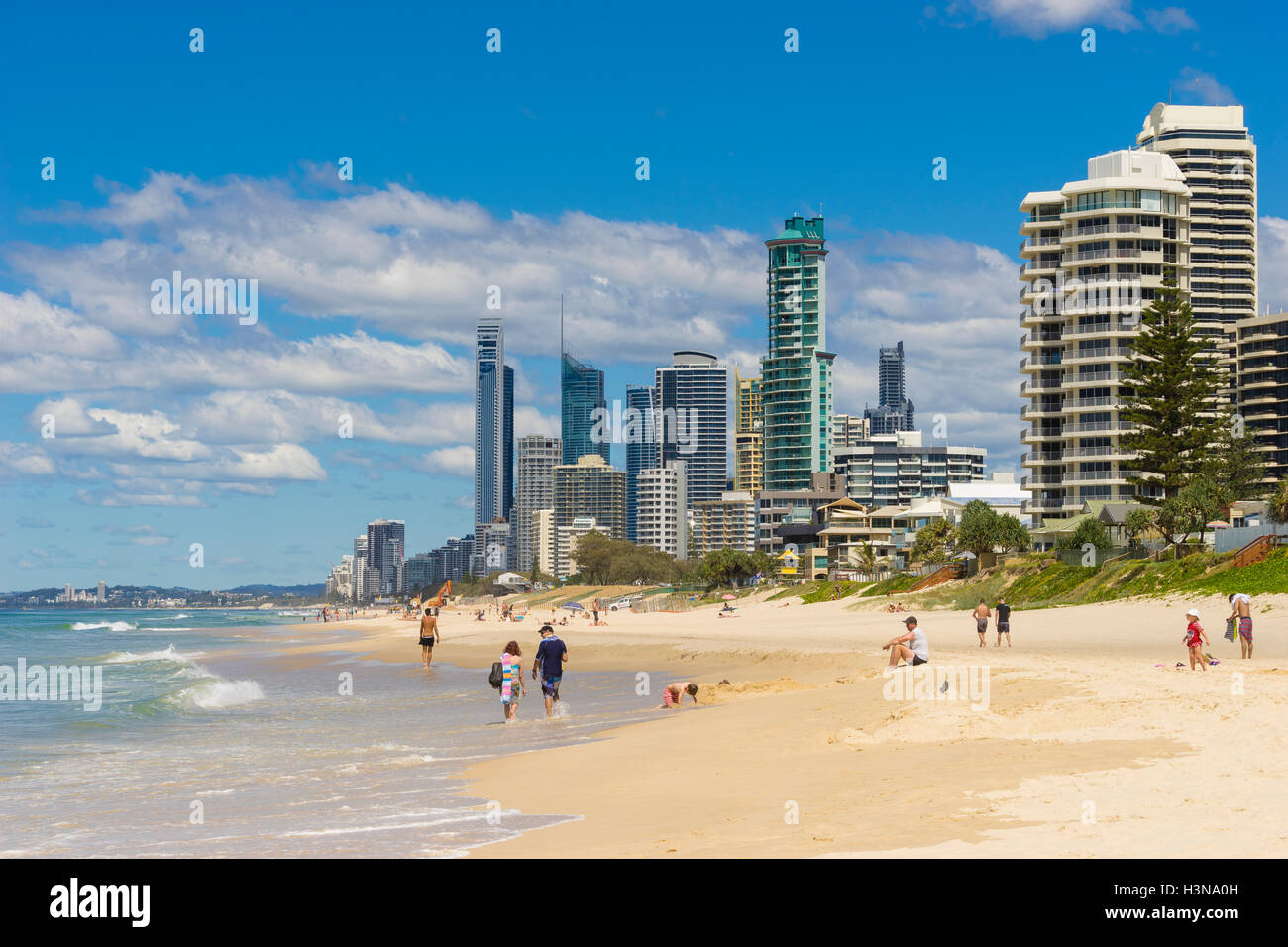 La plage de Gold Coast et gratte-ciel Banque D'Images