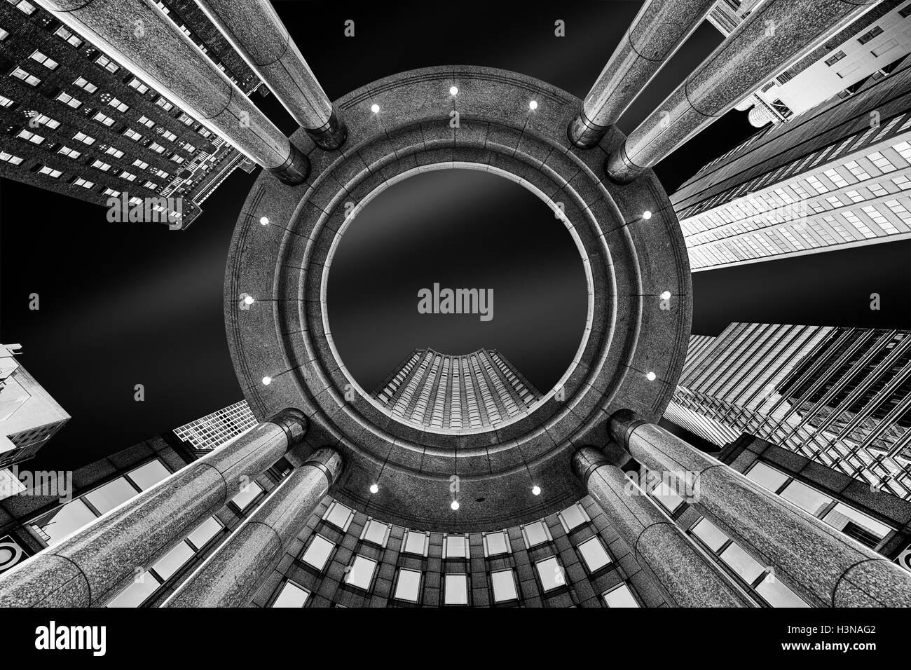 Fine Art, noir et blanc, résumé, perspective ascendante de gratte-ciel de New York Banque D'Images