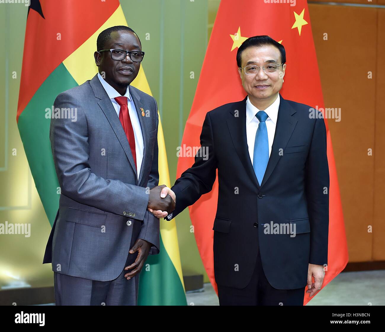 Macao, Chine. 10 Oct, 2016. Le Premier ministre chinois Li Keqiang (R) rencontre avec la Guinée Bissau le premier ministre Baciro Dja, qui est à Macao pour la cérémonie d'ouverture de la cinquième Conférence ministérielle du Forum de coopération économique et commerciale entre la Chine et les pays de langue portugaise, à Macao, Chine du sud, le 10 octobre 2016. © Li Tao/Xinhua/Alamy Live News Banque D'Images