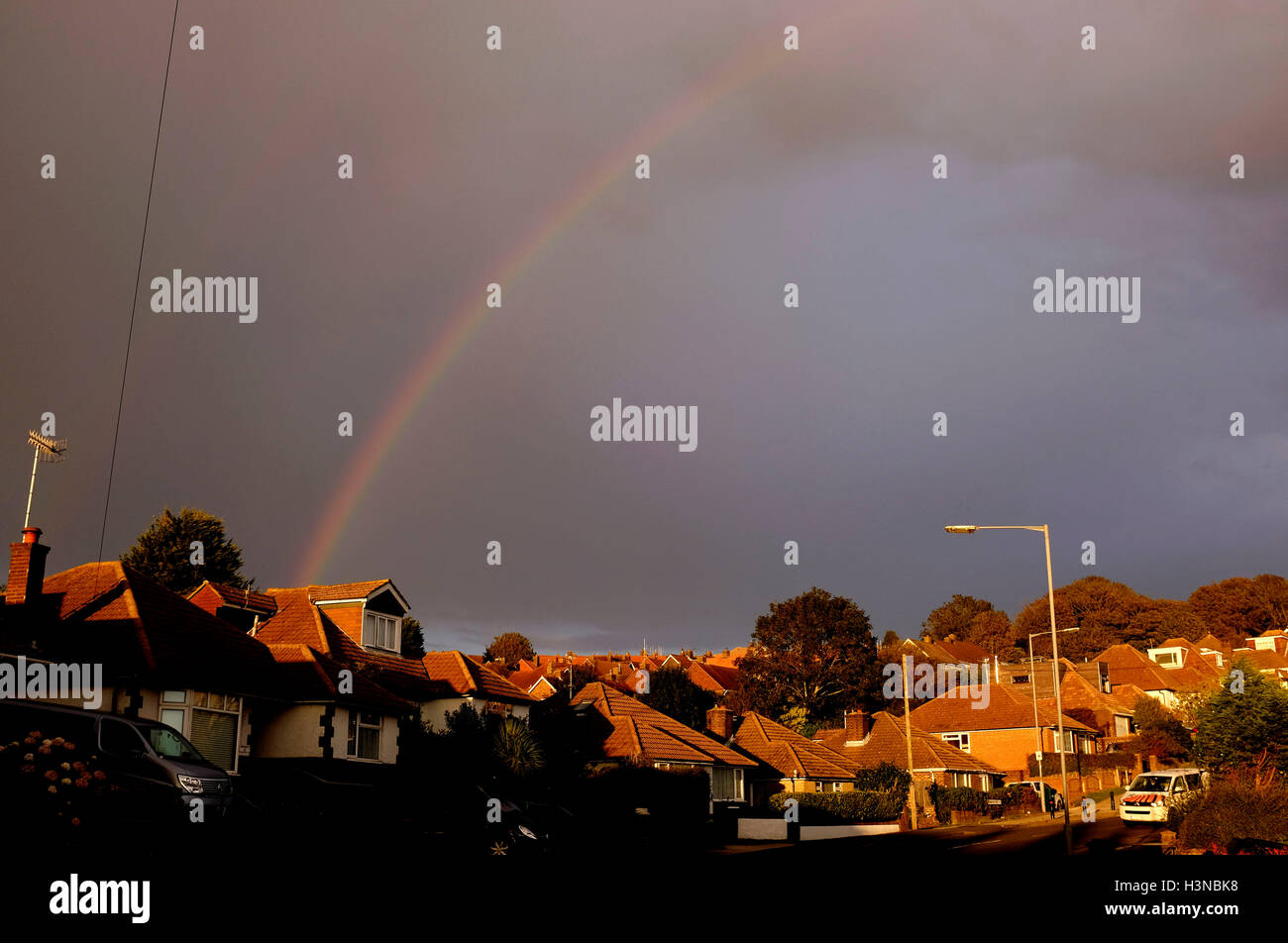 Brighton, UK. 10 octobre 2016. Un arc-en-ciel au-dessus de Woodingdean près de Brighton tôt ce soir comme averses transmis le long de la côte sud Crédit : Simon Dack/Alamy Live News Banque D'Images