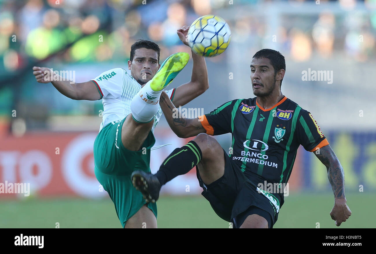 LONDRINA, PR - 09.10.2016 : AMÉRICA MINEIRO X PALMEIRAS - Jean, joueur de se Palmeiras, ball litige avec Michael player FC, l'Amérique du Nord au cours de match valide pour la vingt-neuvième ronde de la Serie A Championnat brésilien au Café du stade. (Photo : Cesar Greco/Fotoarena) Banque D'Images