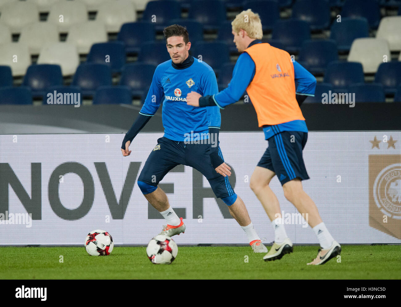 Hanovre, Allemagne. 10 Oct, 2016. L'Irlande du Nord Kyle Lafferty (l) au cours de la formation à l'IDH Arena de Hanovre, Allemagne, 10 octobre 2016. L'équipe nationale de football allemande jouera un tournoi de qualification de la Coupe du Monde contre l'Irlande du Nord, à Hanovre le 11 octobre 2016. Photo : JULIAN STRATENSCHULTE/DPA/Alamy Live News Banque D'Images