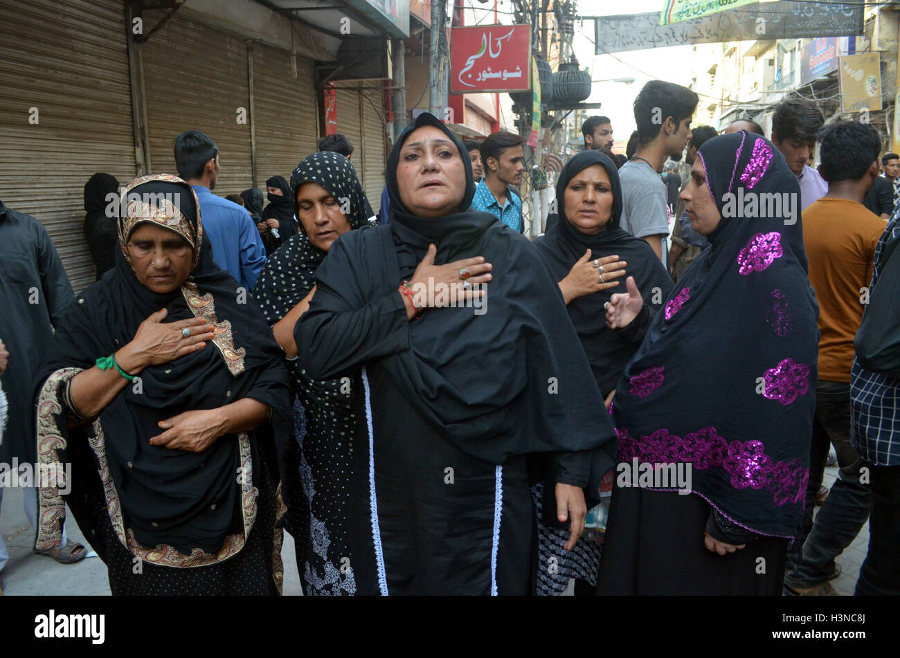 Lahore. 10 Oct, 2016. Les femmes musulmanes chiites pakistanais battre la poitrine au cours d'une procession de Muharram dans l'est de Lahore, Pakistan, le 10 octobre 2016. Le mois de Muharram islamique marque le martyre du petit-fils du Prophète Mohammad Hussein Imam qui a été tué dans une bataille à Karbala dans l'actuel Iraq au 7ème siècle. Credit : Jamil Ahmed/Xinhua/Alamy Live News Banque D'Images