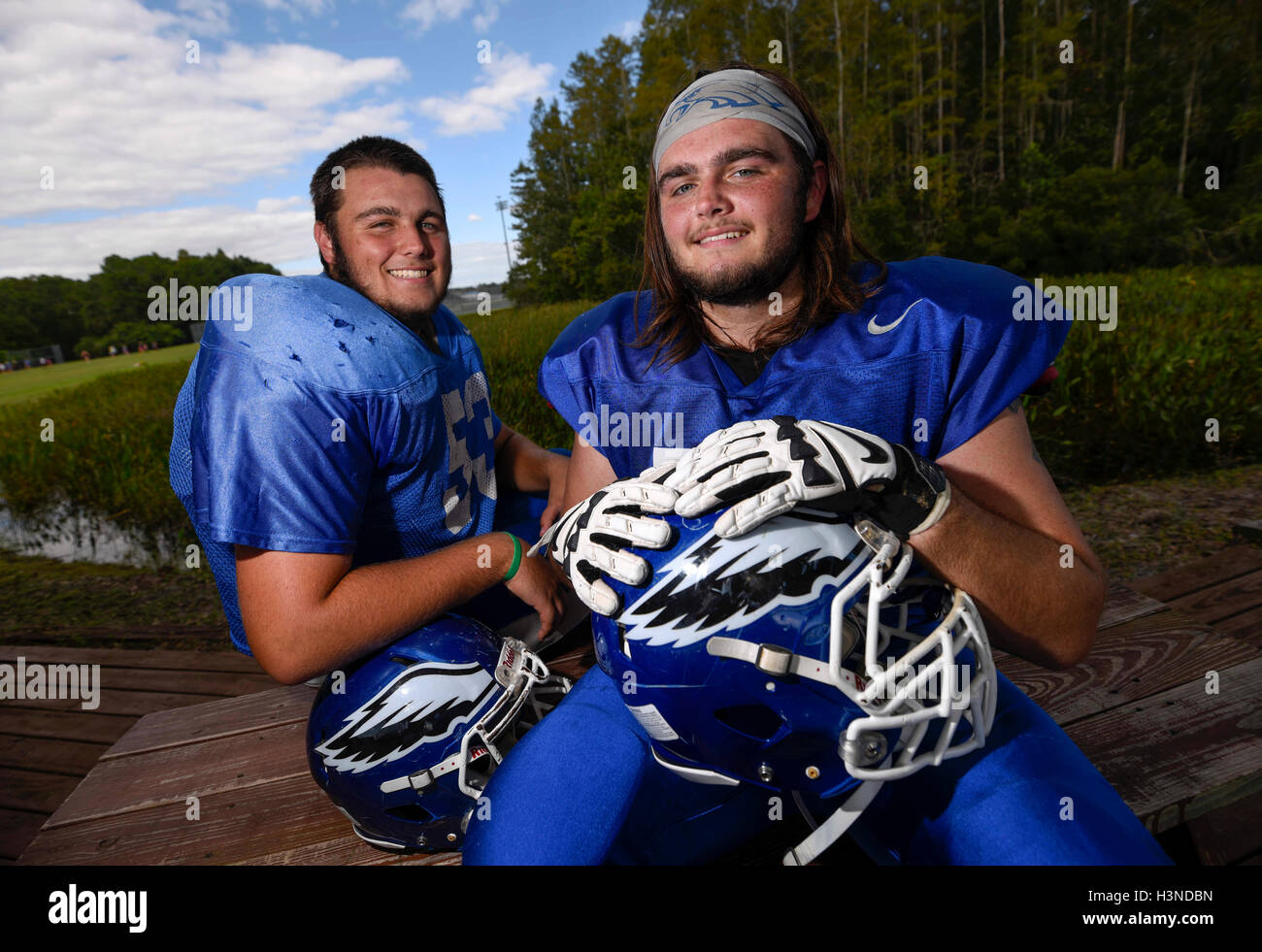 Tarpon Springs, en Floride, aux États-Unis. 10 Oct, 2016. CHRIS URSO | fois.Chris Allaster, droite, avec son frère Joe posent pour une photographie au cours de la pratique Lundi, 10 octobre 2016 à East Lake High School de Tarpon Springs. Chris, 17 un senior et Joe, 16 junior, jouer les uns à côté des autres sur la ligne offensive des aigles. Crédit : Chris Urso/Tampa Bay Times/ZUMA/Alamy Fil Live News Banque D'Images