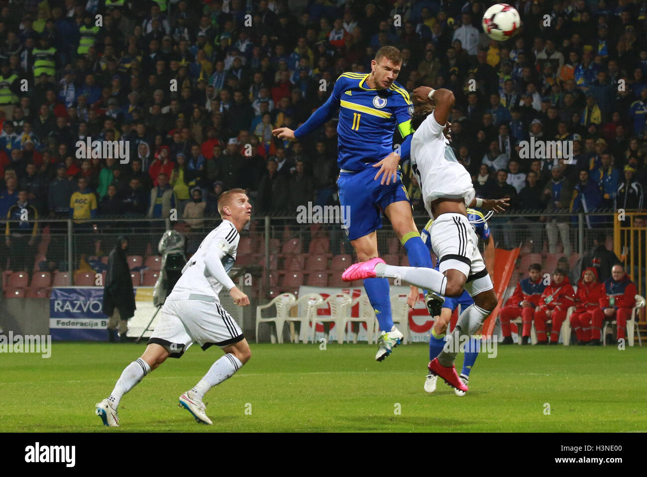 Zenica, Bosnie-et-Herzégovine. 10 Oct, 2016. Edin Dzeko (C) de la Bosnie-Herzégovine pour vies la balle pendant la Coupe du Monde de football 2018 match de qualification à l'encontre de Chypre à Zenica, Bosnie et Herzégovine, 10 octobre 2016. La Bosnie-et-Herzégovine a gagné 2-0. © Haris Memija/Xinhua/Alamy Live News Banque D'Images