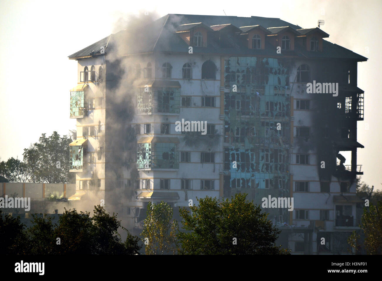 Le district de Pulwama du Cachemire. 11 octobre, 2016. Le développement de l'Entrepreneurship (EDI) bâtiment où un incendie a éclaté au cours d'une rencontre entre des militants et les soldats en zone Pampore du Jammu-et-Cachemire, district de Pulwama le Oct 11, 2016. Credit : Saqib Majeed/Alamy Live News Banque D'Images