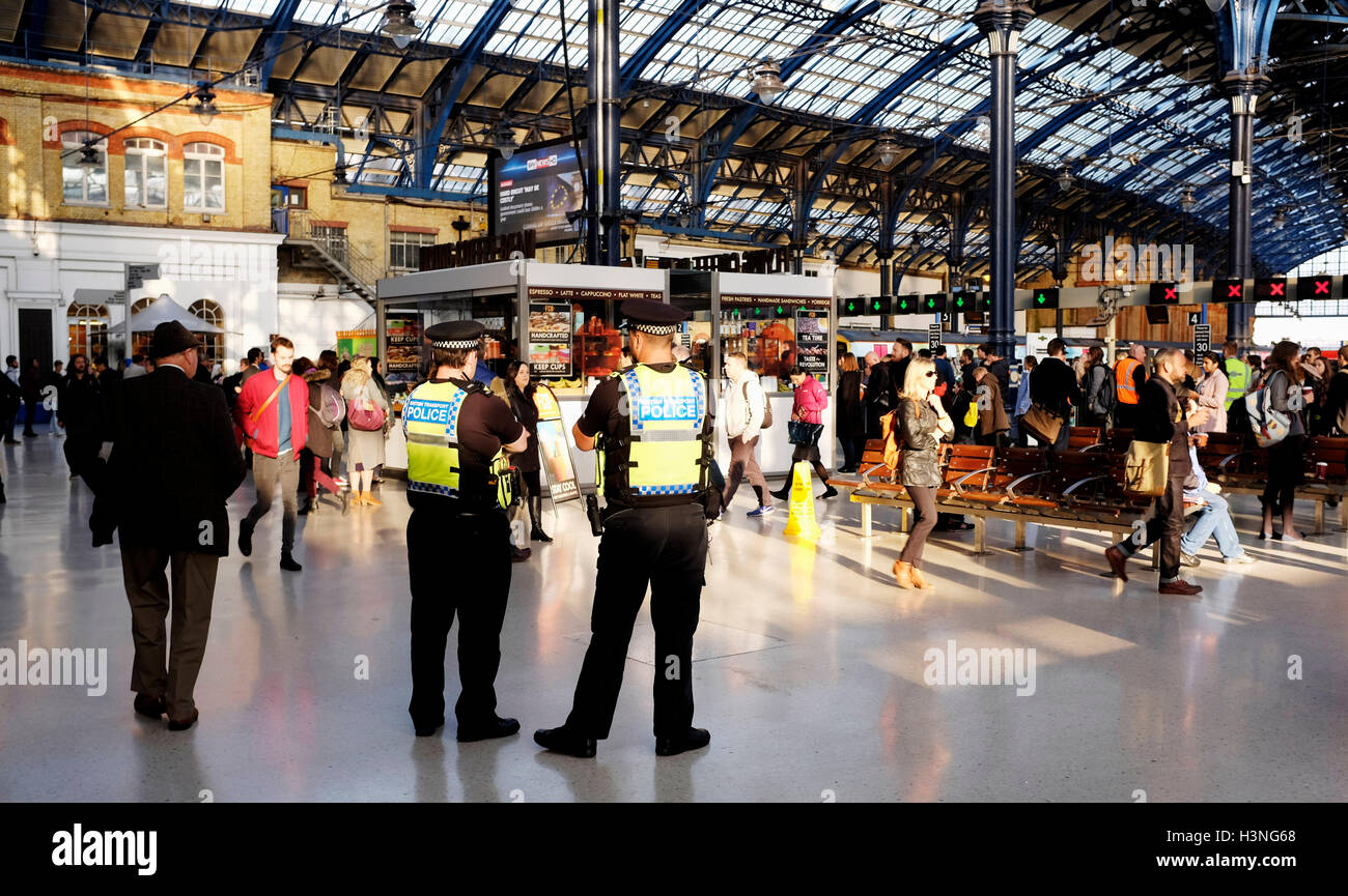 Brighton, UK. 11 octobre, 2016. La police britannique des Transports à la gare ce matin en tant que membres de l'Union européenne EGI commencer une grève de trois jours dans le sud de l'union ferroviaire malgré l'informant que ses membres devraient signer l'entreprise ferroviaire de nouveaux contrats de crédit : Simon Dack/Alamy Live News Banque D'Images