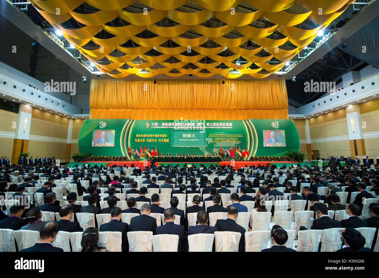 Macao, Chine. Oct 11, 2016. La cérémonie d'ouverture de la cinquième Conférence ministérielle du Forum de coopération économique et commerciale entre la Chine et les pays de langue portugaise n'est tenue à Macao, Chine du sud, le 11 octobre 2016. Credit : Cheong Kam Ka/Xinhua/Alamy Live News Banque D'Images