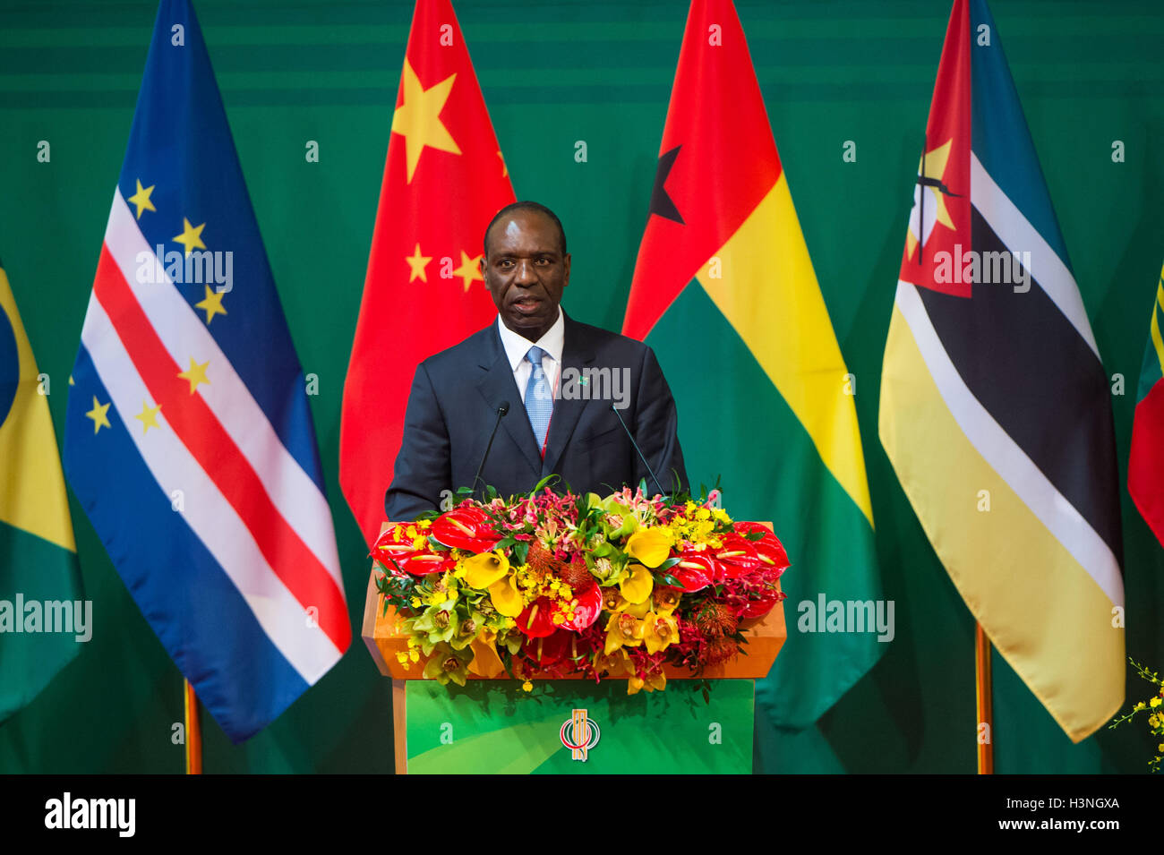 Macao, Chine. Oct 11, 2016. Le premier ministre mozambicain Carlos Agostinho do Rosario aborde la cérémonie d'ouverture de la cinquième Conférence ministérielle du Forum de coopération économique et commerciale entre la Chine et les pays de langue portugaise à Macao, Chine du sud, le 11 octobre 2016. Credit : Cheong Kam Ka/Xinhua/Alamy Live News Banque D'Images