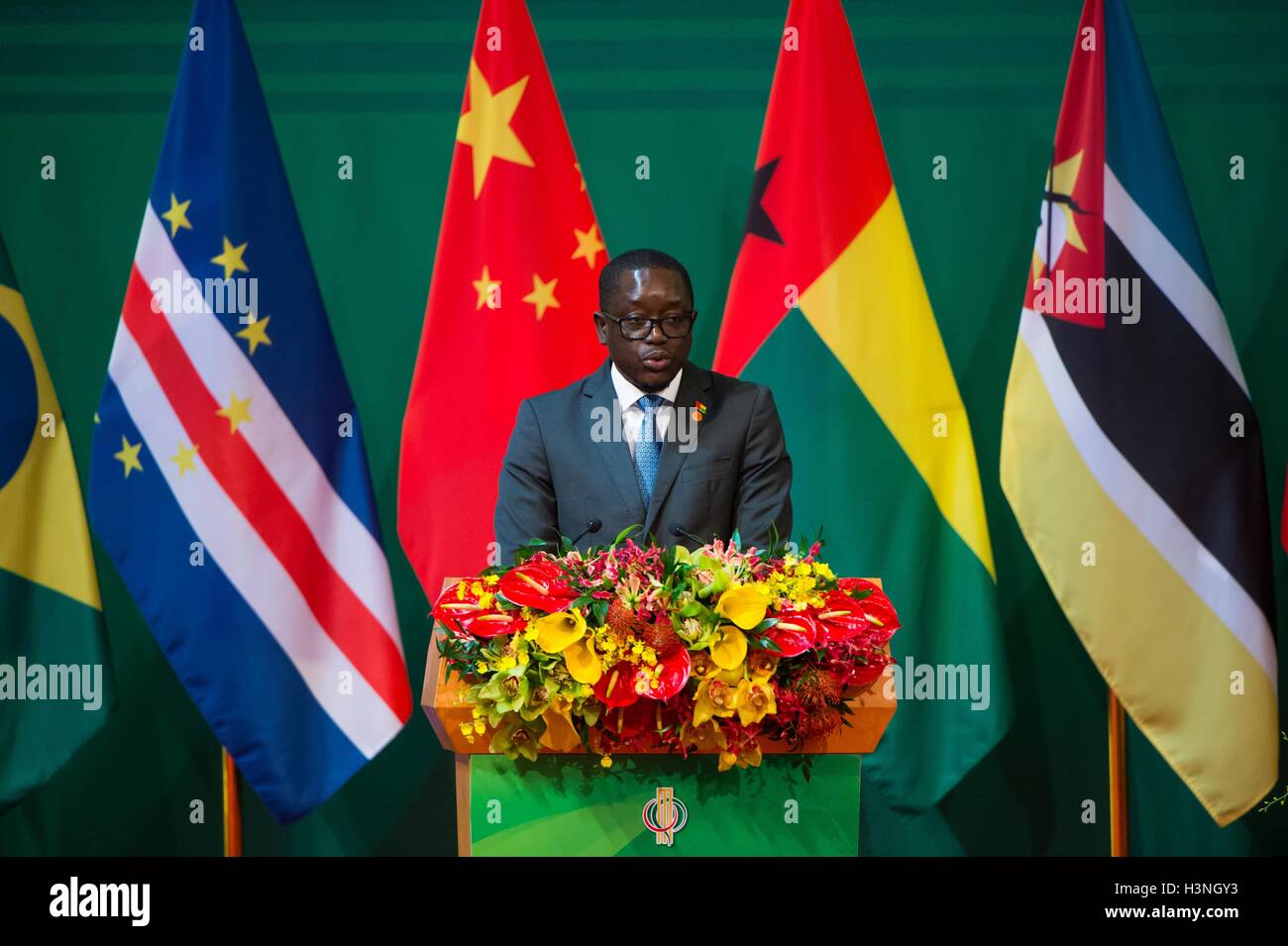 Macao, Chine. Oct 11, 2016. Le premier ministre de Guinée-bissau Baciro Dja aborde la cérémonie d'ouverture de la cinquième Conférence ministérielle du Forum de coopération économique et commerciale entre la Chine et les pays de langue portugaise à Macao, Chine du sud, le 11 octobre 2016. Credit : Cheong Kam Ka/Xinhua/Alamy Live News Banque D'Images