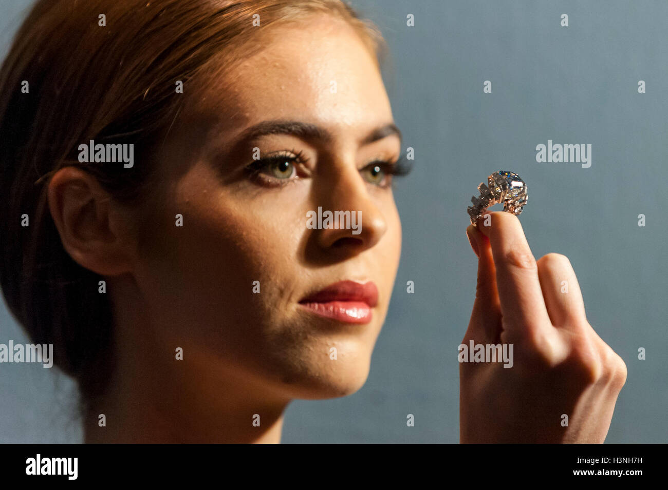 Londres , Royaume-Uni. 11 octobre 2016. Un modèle montre une rare fantaisie bague diamant bleu vif par Cartier à Sotheby's à New Bond Street. Pesant 8.01 carats, la pierre a été nommé 'Le Sky Blue Diamond' et sera offert à Sotheby's vente de bijoux noble et magnifique, qui a lieu à Genève le 16 novembre, avec une estimation de US$15-25m. Crédit : Stephen Chung / Alamy Live News Banque D'Images