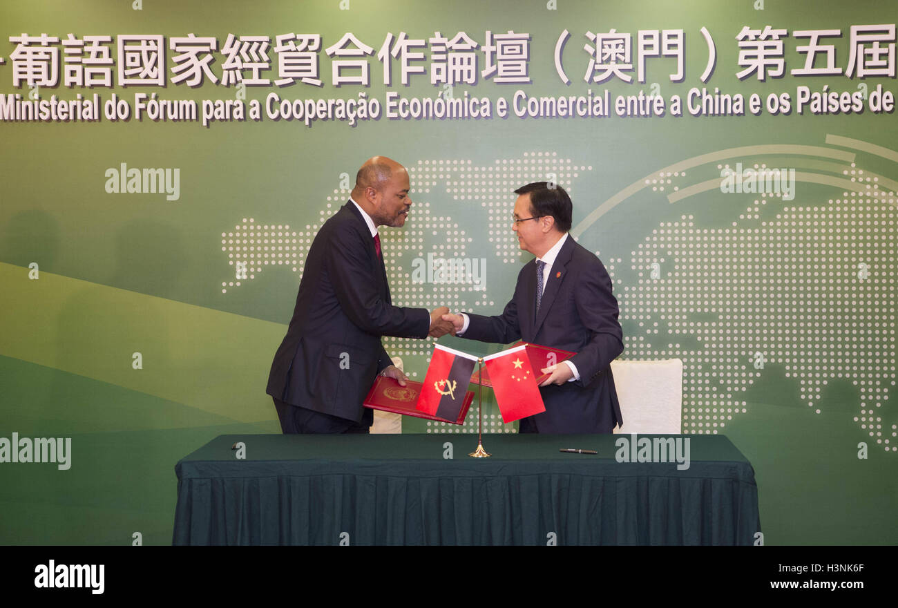 (161011) -- MACAO, le 11 octobre 2016 (Xinhua) -- le ministre chinois du Commerce Gao Hucheng (R), serre la main du ministre de l'économie angolaise Pio Abrahao dos Santos Gourgel au cours de la cinquième Conférence ministérielle du Forum de coopération économique et commerciale entre la Chine et les pays de langue portugaise à Macao, Chine du sud, le 11 octobre 2016. (Xinhua/Lui Siu Wai) (zyd) Banque D'Images
