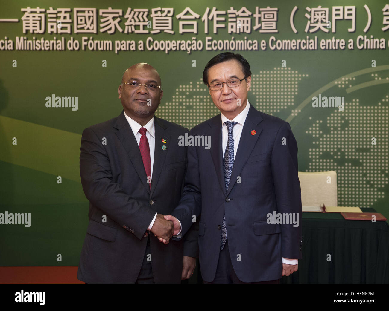 (161011) -- MACAO, le 11 octobre 2016 (Xinhua) -- le ministre chinois du Commerce Gao Hucheng (R), serre la main avec le Ministre mozambicain des transports et des communications Carlos Mesquita au cours de la cinquième Conférence ministérielle du Forum de coopération économique et commerciale entre la Chine et les pays de langue portugaise à Macao, Chine du sud, le 11 octobre 2016. (Xinhua/Lui Siu Wai) (zyd) Banque D'Images