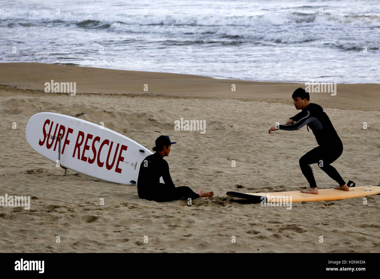 Busan, Corée du Sud. Oct 11, 2016. Un internaute novice dur formation sur le sable. © Min Won-Ki/ZUMA/Alamy Fil Live News Banque D'Images