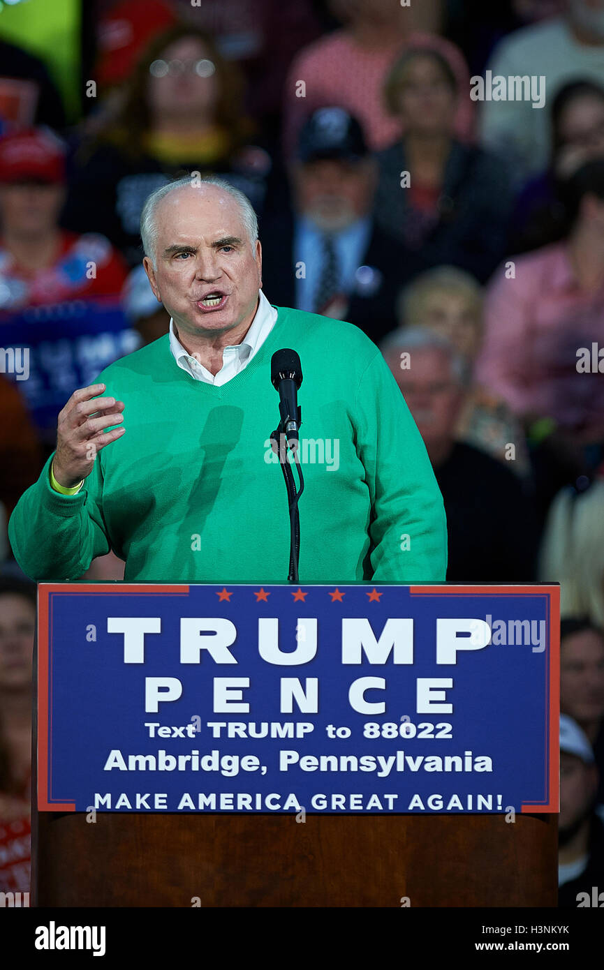 Ambridge, PA, USA. 10 Oct, 2016. MIKE KELLY, les Butler, ancien membre du congrès républicain et Notre Dame de secondeur, introduit et se félicite de candidat présidentiel républicain Donald Trump lors d'un rassemblement à Ambridge, PA Le 10 octobre 2016. © Shelley Lipton/ZUMA/Alamy Fil Live News Banque D'Images