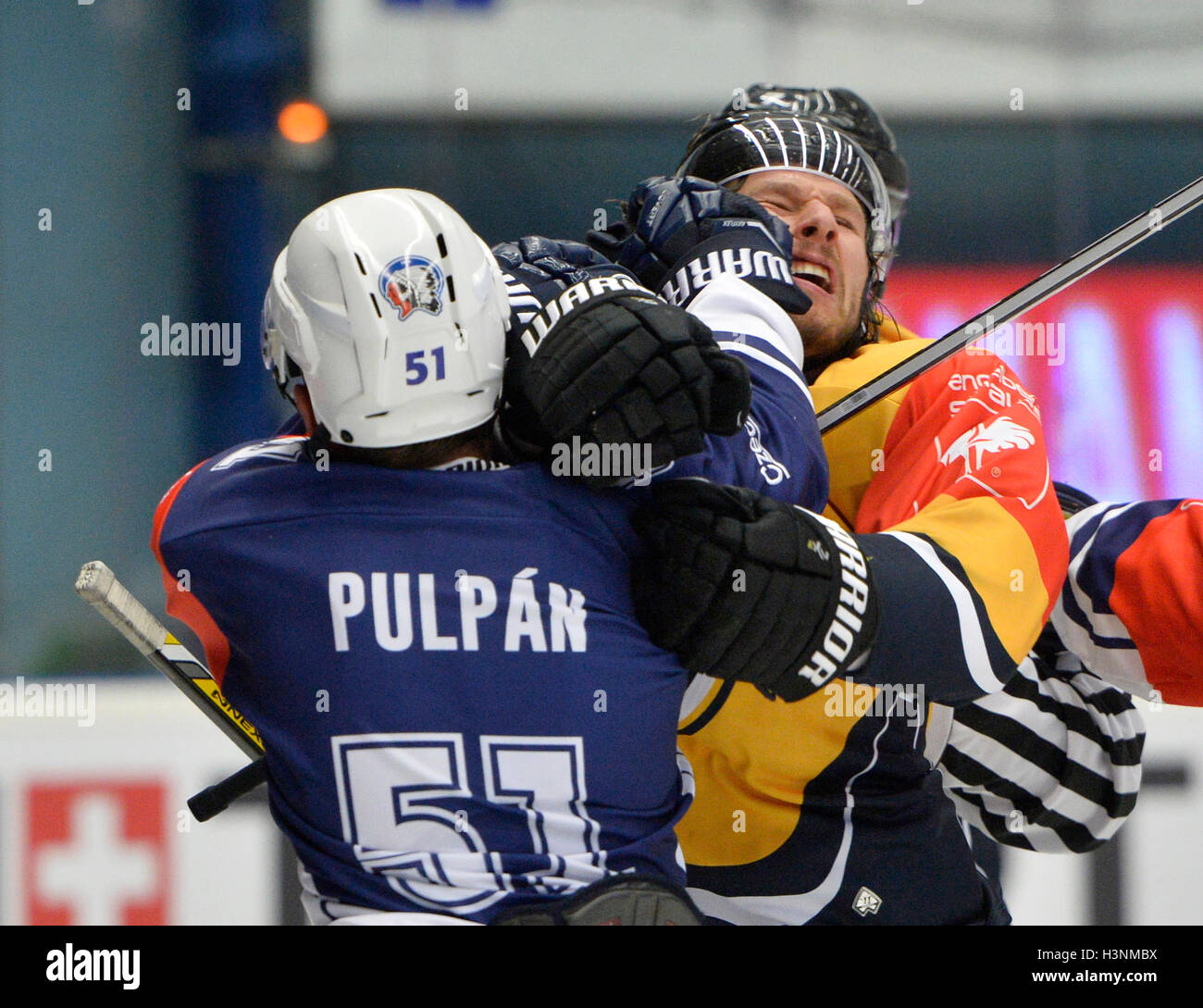 Pilsen, République tchèque. Oct 11, 2016. Lukas Pulpan de Plzen, à gauche, et Ryan Wilson de Lugano en action au cours de la Ligue des champions de hockey sur glace, 1er tour play off match HC Skoda Plzen vs HC Lugano à Plzen, République tchèque, le 11 octobre 2016. © Miroslav Chaloupka/CTK Photo/Alamy Live News Banque D'Images