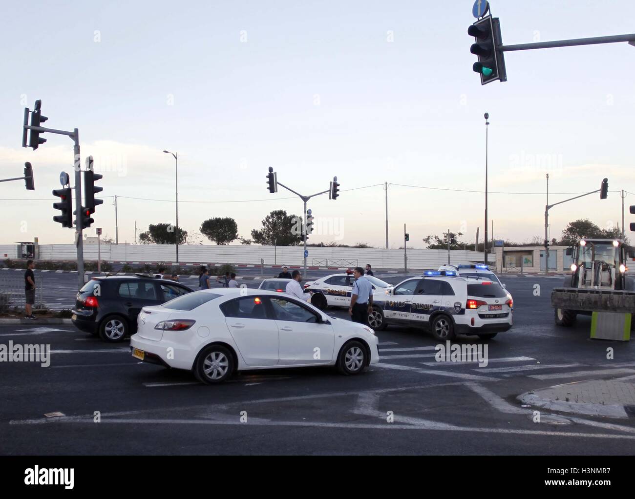 (161011) -- JÉRUSALEM, 11 octobre 2016(Xinhua) -- les forces de sécurité israéliennes ont bloquer la route pour placer des barrières en ciment sur une route menant à l'est du quartier de Jérusalem Isawiyya en avance sur la fête juive de Yom Kippour, ou Jour des Expiations, le 11 octobre 2016. (Xinhua/Muammar Awad) Banque D'Images