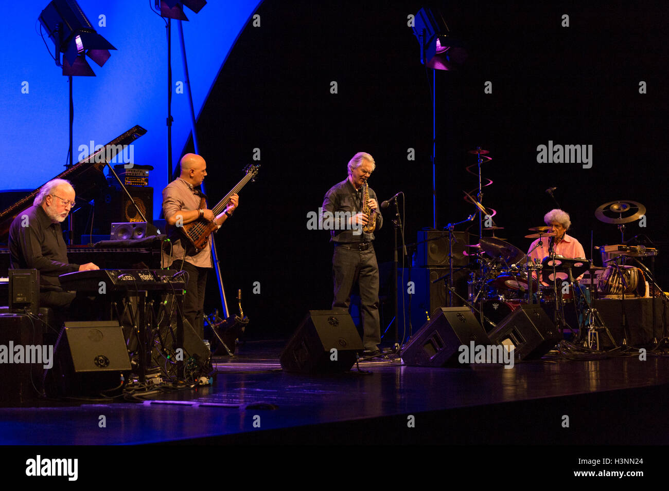 Lisbonne, Portugal. Oct 11, 2016. Jan Garbarek, saxophoniste, percussionniste, Trilok Gurtu, bassiste, Yuri Daniel, pianiste, Rainer Bruninghaus vivre portez Crédit : Alexandre de Sousa/Alamy Live News Banque D'Images