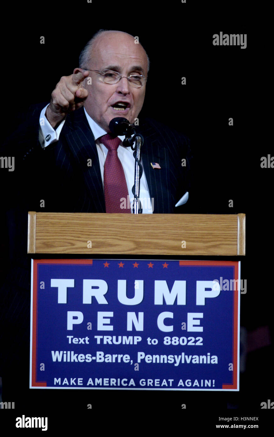 Wilkes Barr, PA, USA. 10 Oct, 2016. Rudolph Giuliani parle au cours de candidat présidentiel républicain Donald Trump's rassemblement à la Mohegan Sun Arena de Wilkes-Barre, Pa le 10 octobre 2016. © Dennis Van Tine/media/Alamy Punch Live News Banque D'Images