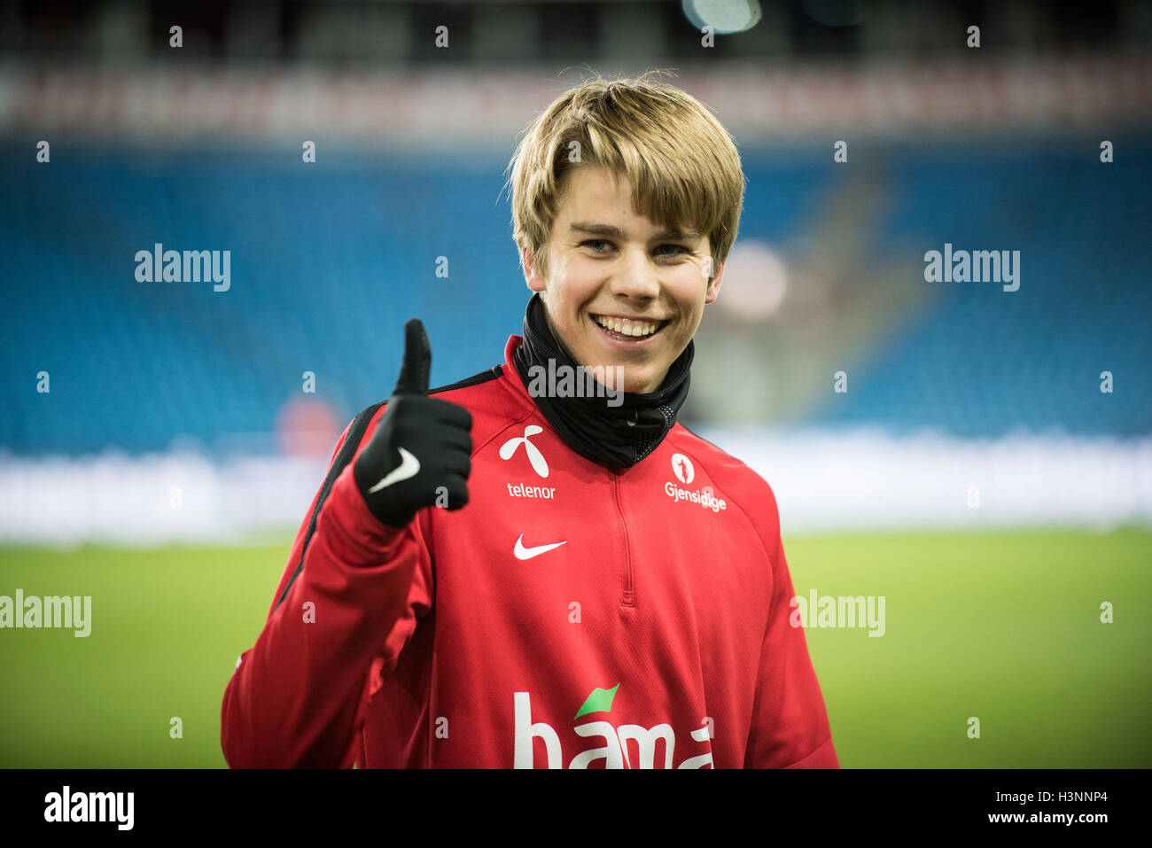 Oslo, Norvège. Oct 11, 2016. La Norvège, Oslo, 11 octobre 2016. Martin Samuelsen de Norvège vu accueille les fans durant la qualification de la Coupe du Monde entre la Norvège et la république de Saint-Marin à l'Ullevaal Stadion. Credit : Jan-Erik Eriksen/Alamy Live News Banque D'Images