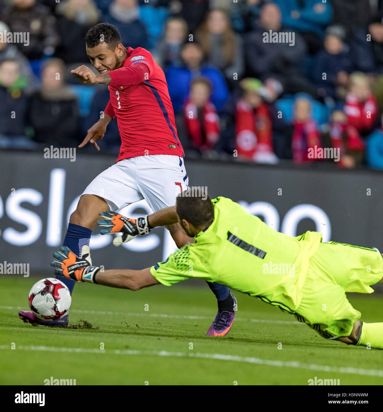 Ullevaal Stadion, Oslo, Norvège. Oct 11, 2016. Coupe du Monde de Football FIFA les qualifications. Norvège, contre Saint-Marin. Joshua Roi de Norvège batailles avec Aldo Simoncini Junior de Saint-Marin lors de la Coupe du Monde de football match de qualification à l'Ullevaal Stadion d'Oslo, Norvège. Credit : Action Plus Sport/Alamy Live News Banque D'Images