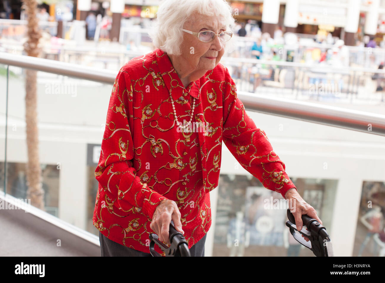 Hauts femme marche avec déambulateur Banque D'Images
