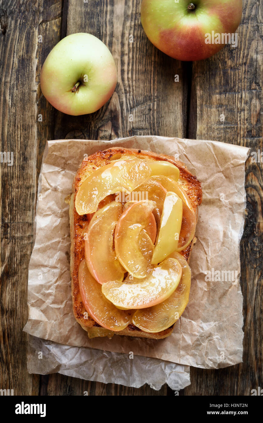 Pain doré aux pommes caramélisées, vue du dessus, country style Banque D'Images