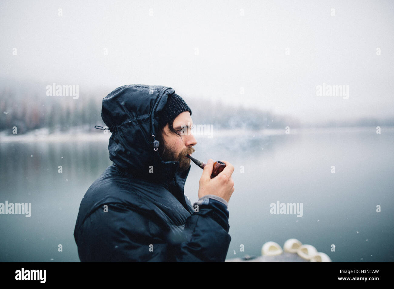 Vue latérale du pipe homme par le lac, Bass Lake, California, USA Banque D'Images