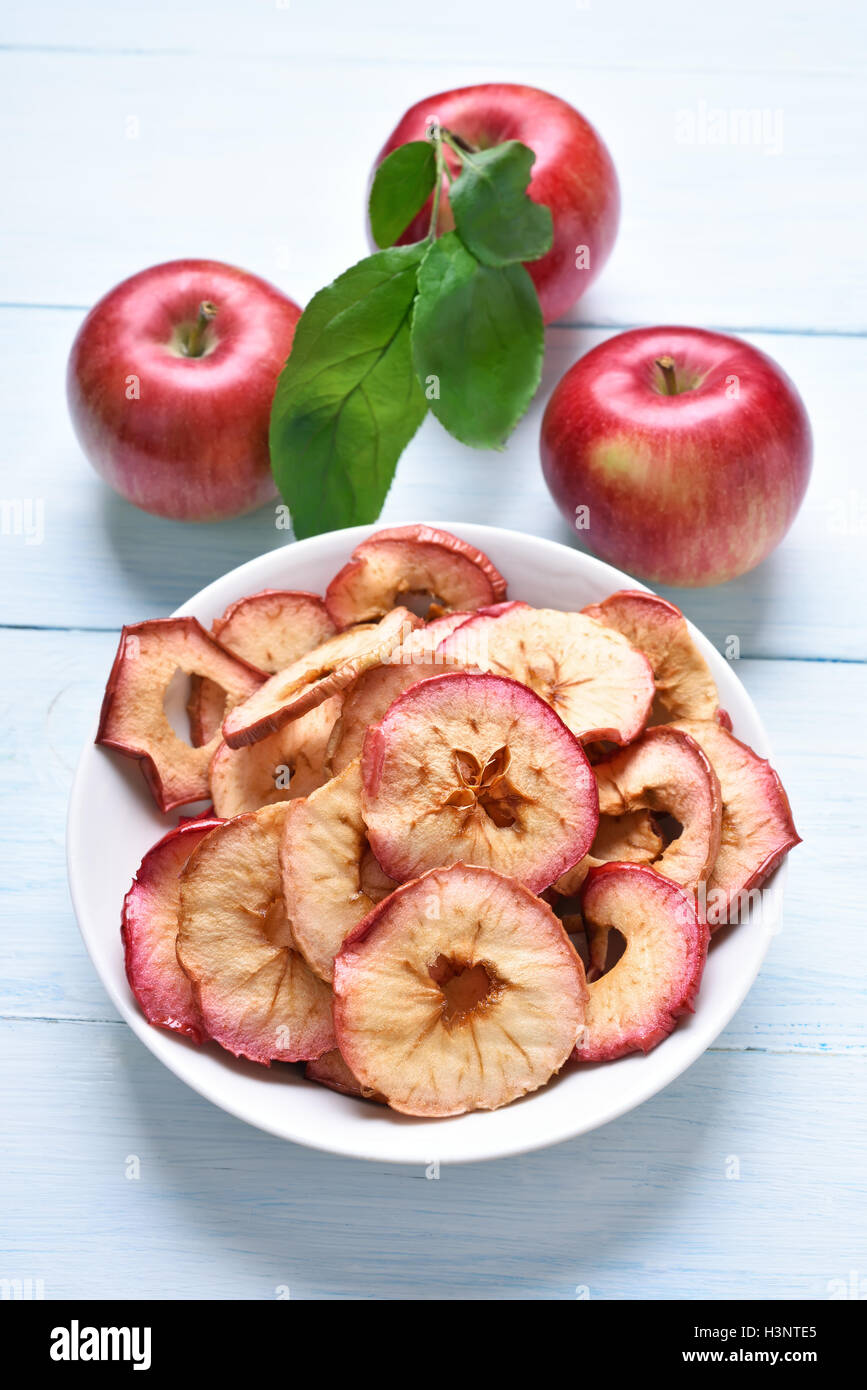 Les pommes chips dans un bol de fruits, casse-croûte santé Banque D'Images