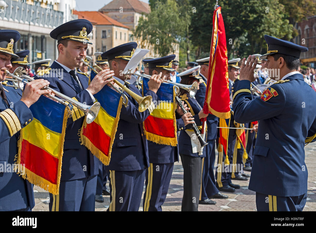TIMISOARA, Roumanie - 25 septembre 2016 : la fanfare militaire à jouer à la trompette avec l'occasion du Festival de fanfares ,,organisé' Banque D'Images