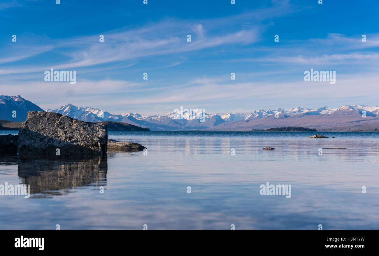 Panorama du lac Tekapo rock avec réflexion et de montagnes de neige dans l'arrière-plan Banque D'Images