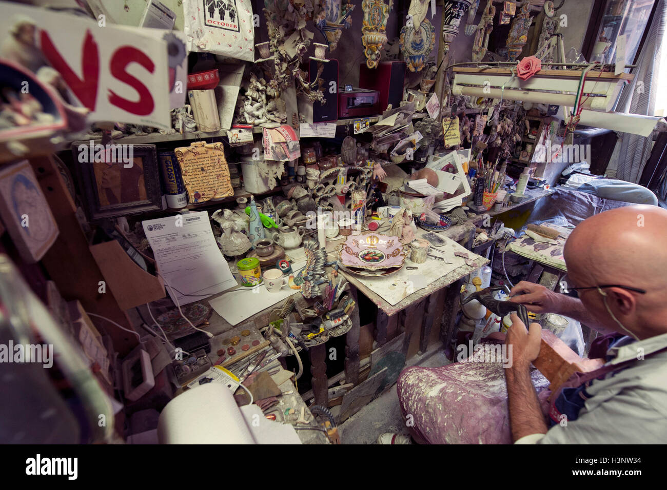 L'artisan Federico travaille dans le magasin de restauration appelé 'Doll Hôpital" dans la via di Ripetta, Rome Banque D'Images